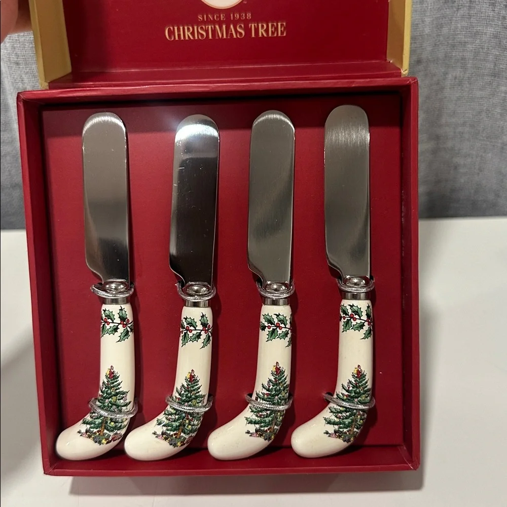 Spode Christmas Tree Spreaders with Green and White Handles. Set of 4. New